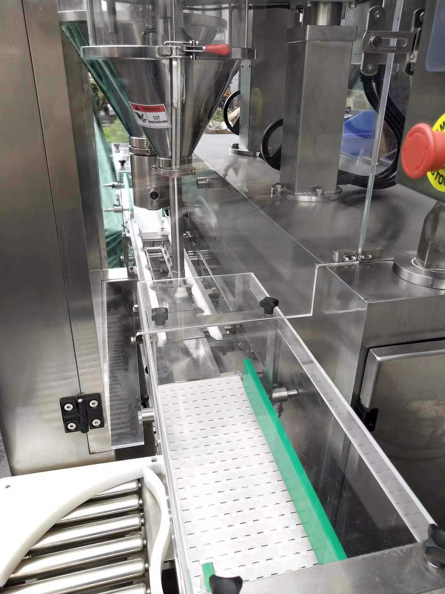 Les doubles remplisseurs saupoudrent l'&eacute;quipement remplissant de granule de vis de foreuse de machine &agrave; emballer 1