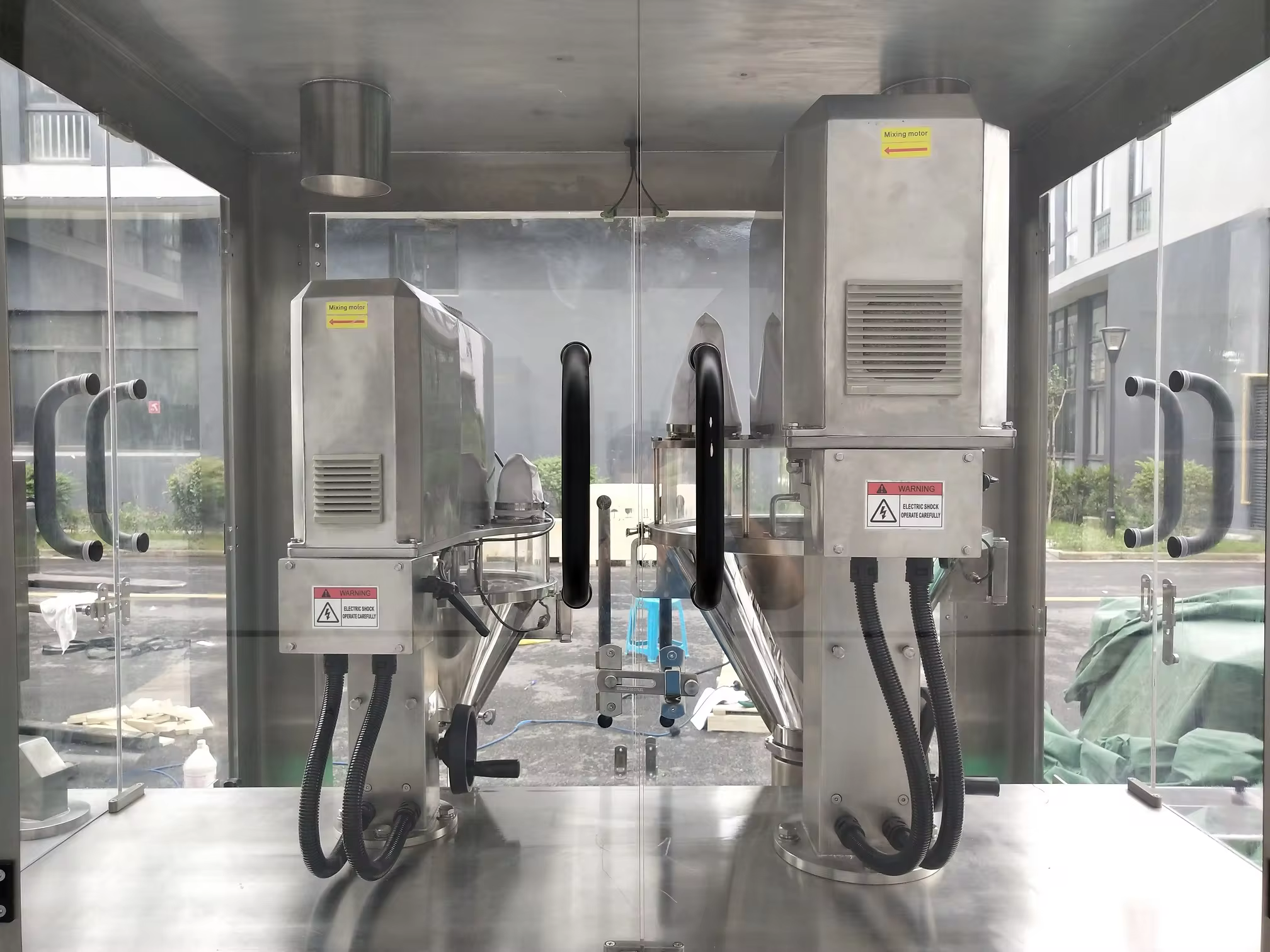 Les doubles remplisseurs saupoudrent l'&eacute;quipement remplissant de granule de vis de foreuse de machine &agrave; emballer 0